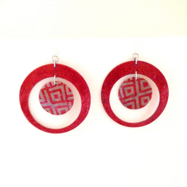 Boucles d'oreille en carton - Grandes créoles plus une - Rouge carmin/gris à motifs géo rouge - Argent 925