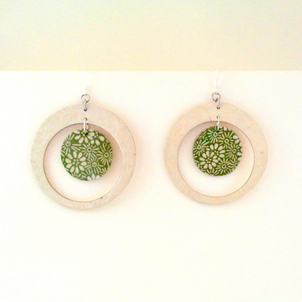 Boucles d'oreille en carton - Grande créole plus 1 - Blanc/vert à fleurs - Argent 925