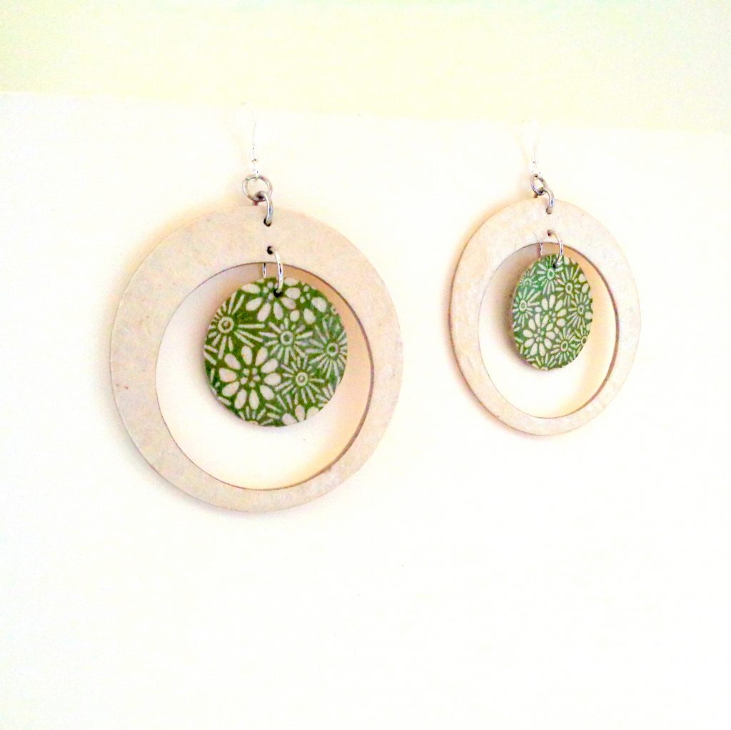 Boucles d'oreille en carton - Grande créole plus 1 - Blanc/vert à fleurs - Argent 925