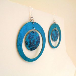 Boucles d'oreille en carton - Grande créole plus 1 - Bleu turquoise/feuilles bleu et noir - Argent 925 – Image 3