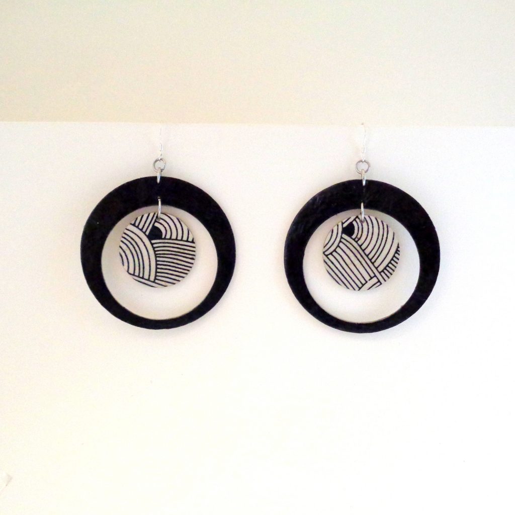 Boucles d'oreille en carton - Grandes Créoles plus 1 - Noir/Blanc Nœuds - Argent 925