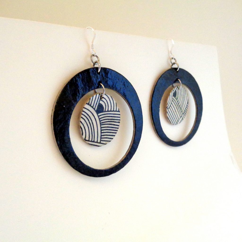 Boucles d'oreille en carton - Grandes Créoles plus 1 - Noir/Blanc Nœuds - Argent 925