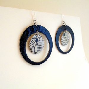 Boucles d'oreille en carton - Grandes Créoles plus 1 - Noir/Blanc Nœuds - Argent 925 – Image 3