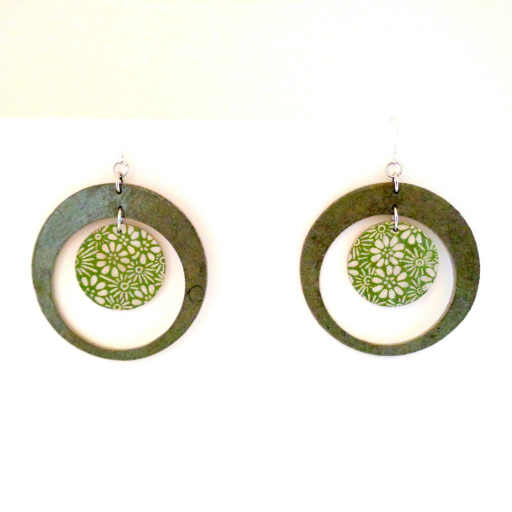 Boucles d'oreille en carton - Grandes créole plus 1 - Vert olive/vert fleurs - Argent 925