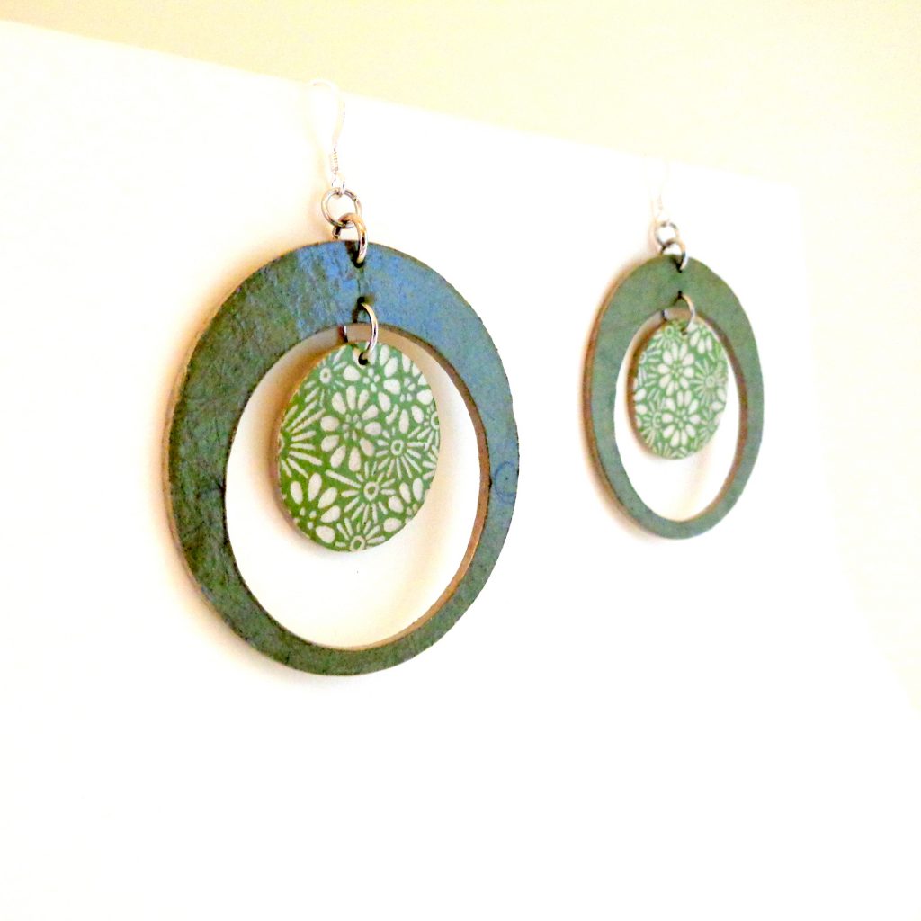 Boucles d'oreille en carton - Grandes créole plus 1 - Vert olive/vert fleurs - Argent 925