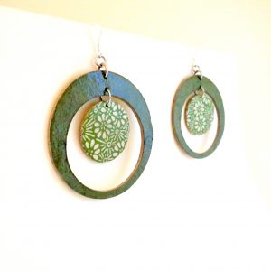 Boucles d'oreille en carton - Grandes créole plus 1 - Vert olive/vert fleurs - Argent 925 – Image 3