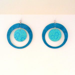 Boucles d'oreille en carton - Grande créole plus 1 - Bleu turquoise/Bleu fleuri - Argent 925 – Image 3