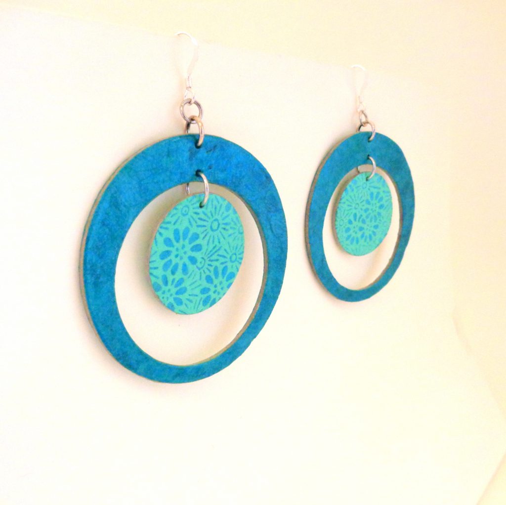 Boucles d'oreille en carton - Grande créole plus 1 - Bleu turquoise/Bleu fleuri - Argent 925