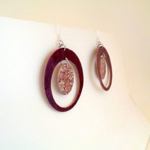 Boucles d'oreille en carton - Grandes créoles plus une - Bordeaux/Fleurs bordeaux - Argent 925 – Image 4