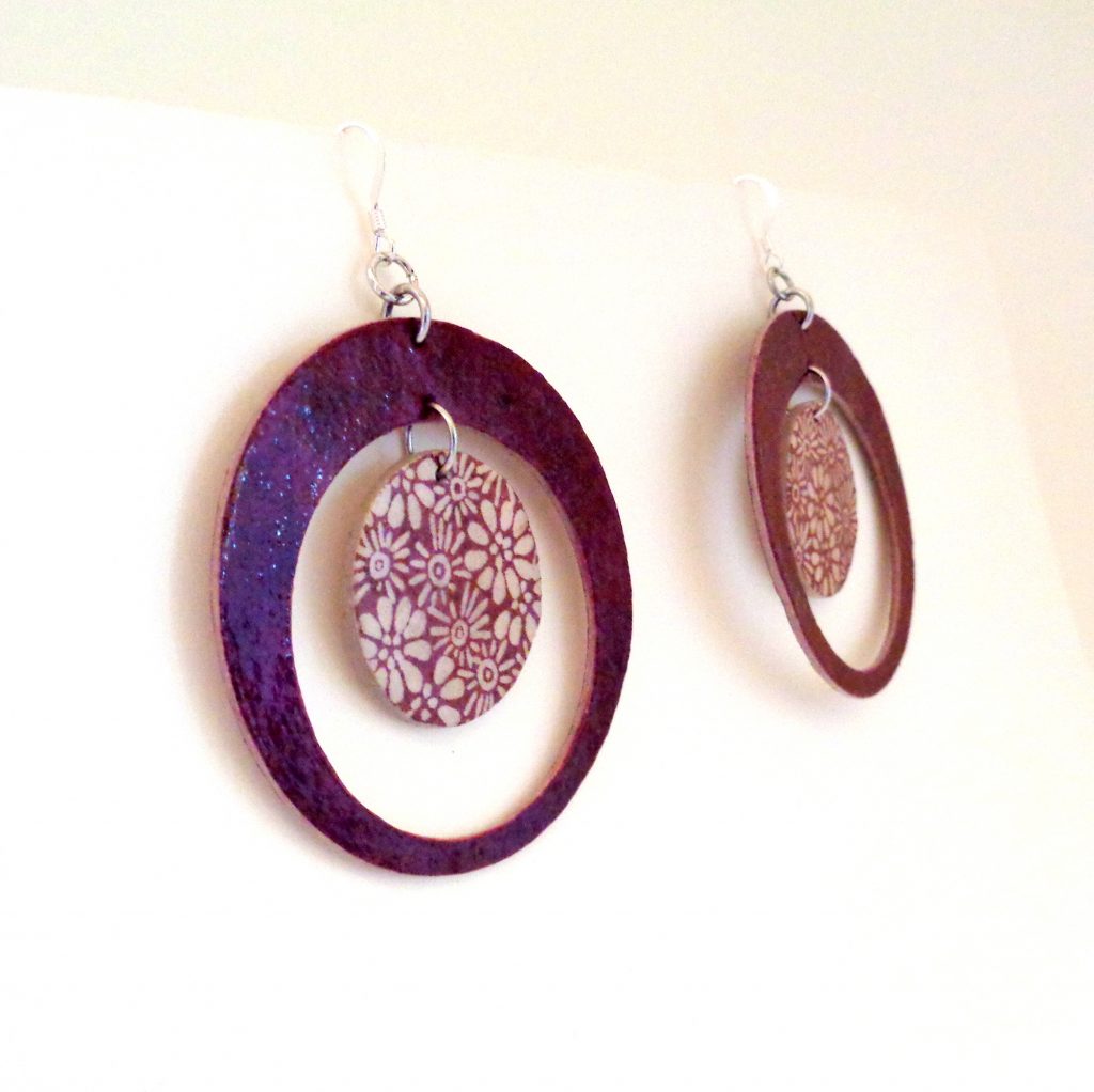 Boucles d'oreille en carton - Grandes créoles plus une - Bordeaux/Fleurs bordeaux - Argent 925