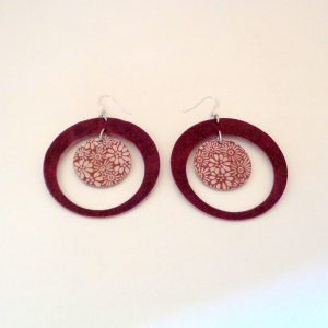 Boucles d'oreille en carton - Grandes créoles plus une - Bordeaux/Fleurs bordeaux - Argent 925 – Image 2