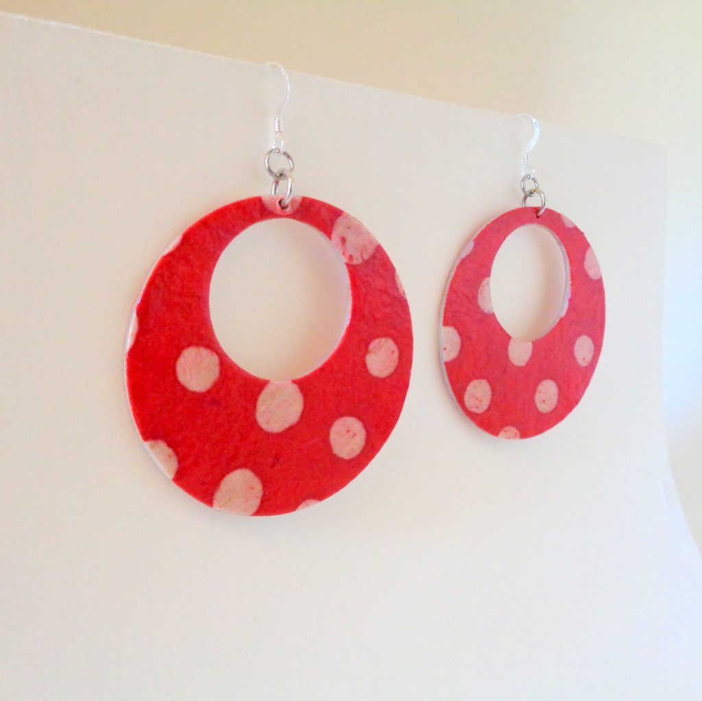 Boucles d'oreille en carton - Grandes créoles - "Rouge à pois blancs" - Argent 925