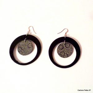 Boucles d'oreille en carton - "Grandes créoles plus une" - Noir/Gris à fleurs- Argent 925 – Image 2