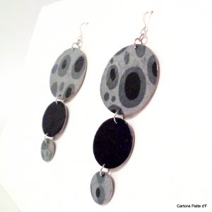 Boucles d'oreille en carton - Longues rondes - Gris galets/Noir - Argent 925 – Image 3