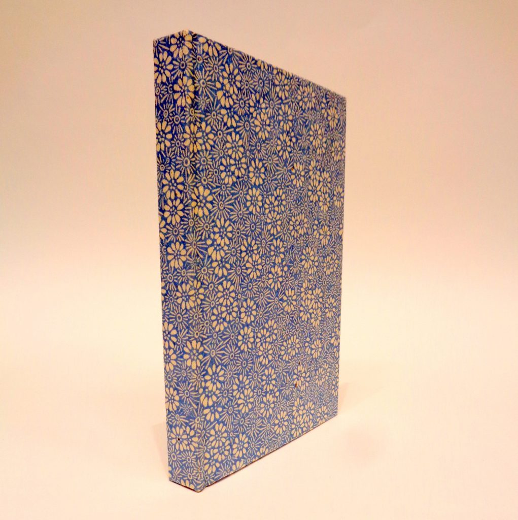 Carnet A5 - 15,5 cm X 22 cm - "Bleu fleurs porcelaine" - 160 pages blanches -