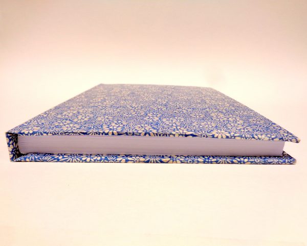 Carnet A5 - 15,5 cm X 22 cm - "Bleu fleurs porcelaine" - 160 pages blanches -