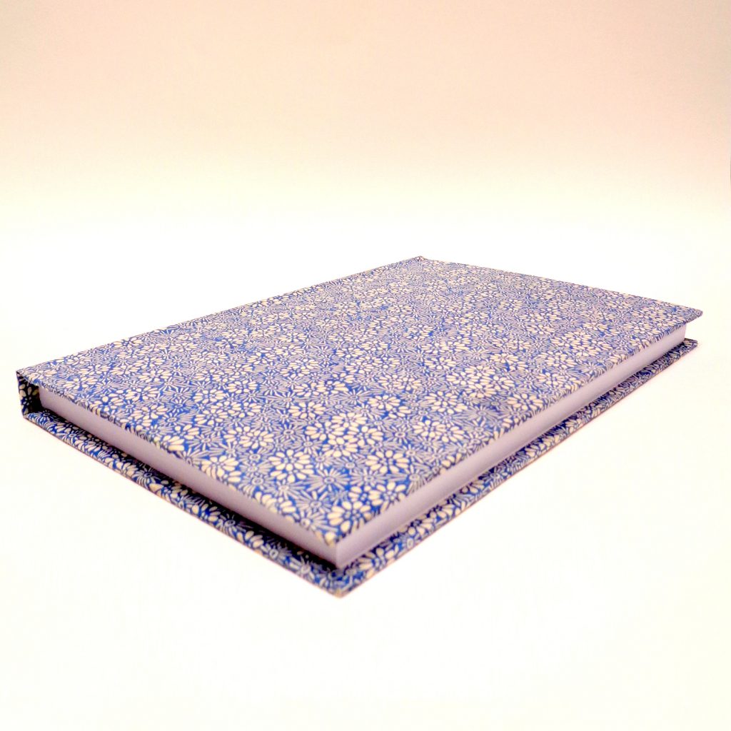 Carnet A5 - 15,5 cm X 22 cm - "Bleu fleurs porcelaine" - 160 pages blanches -