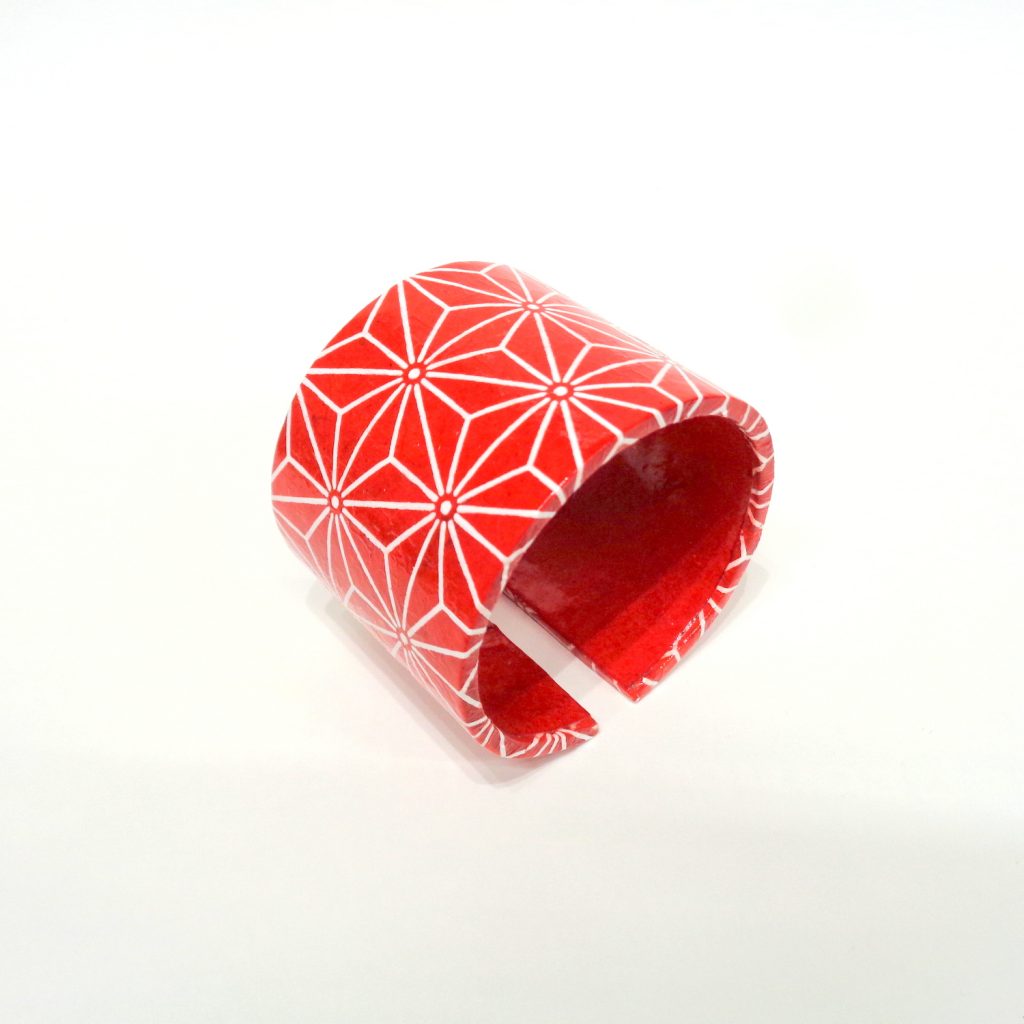 Bracelet manchette en carton - "Rouge étoilé"