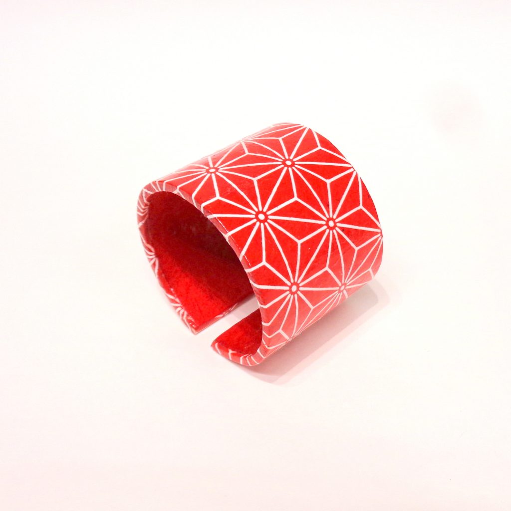 Bracelet manchette en carton - "Rouge étoilé"