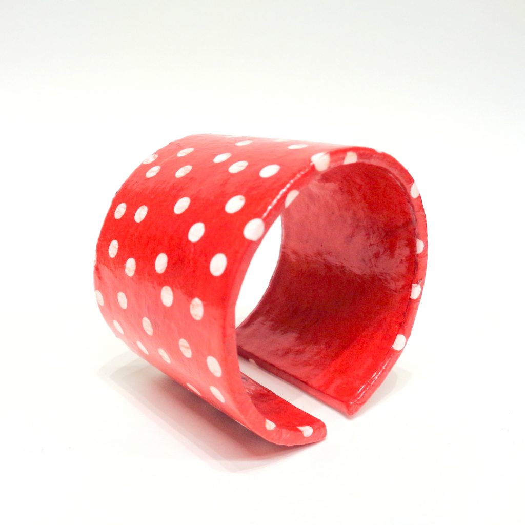Bracelet manchette en carton - "Rouge à petits pois"