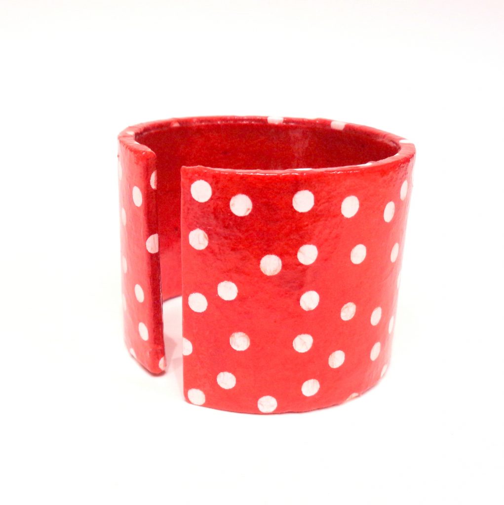 Bracelet manchette en carton - "Rouge à petits pois"