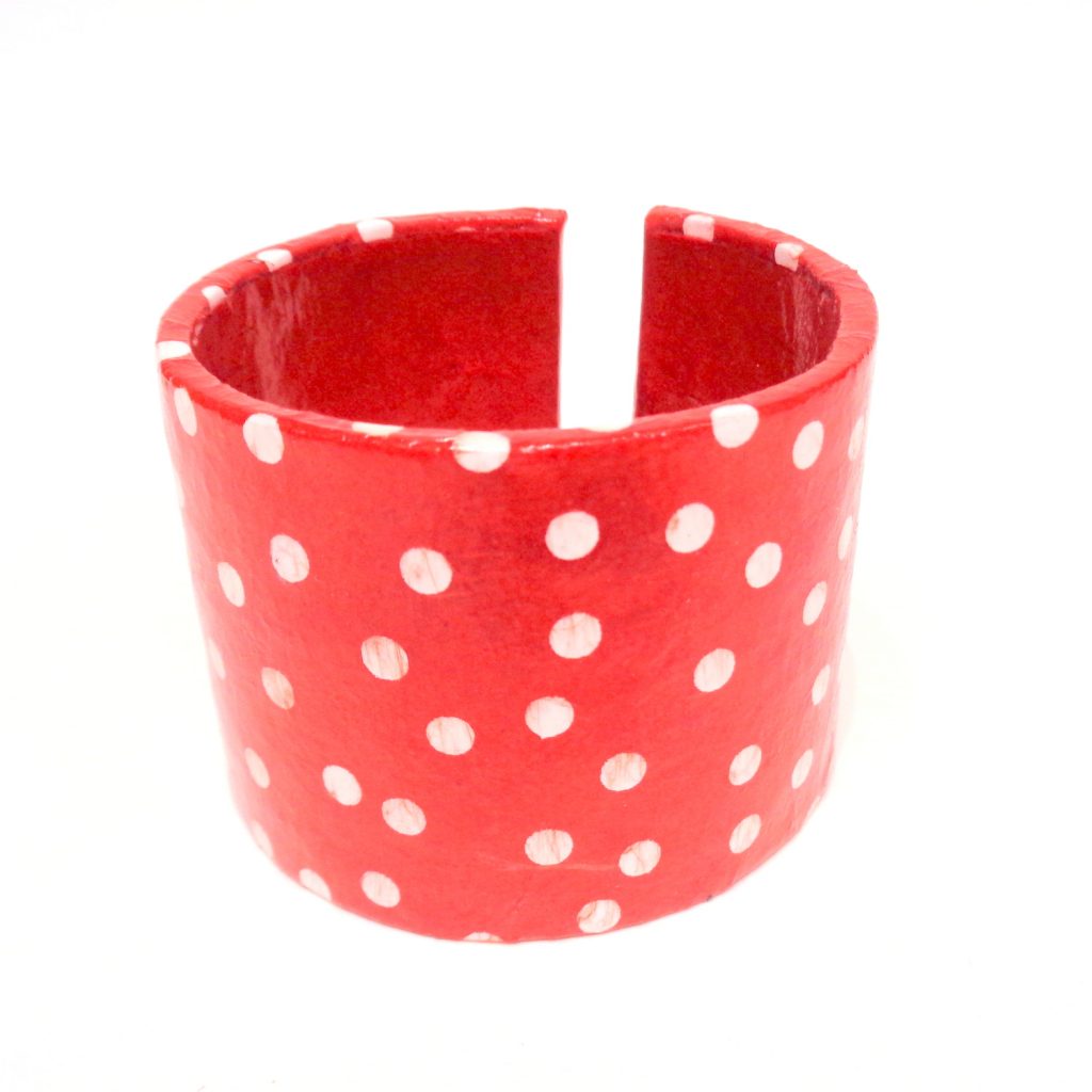 Bracelet manchette en carton - "Rouge à petits pois"