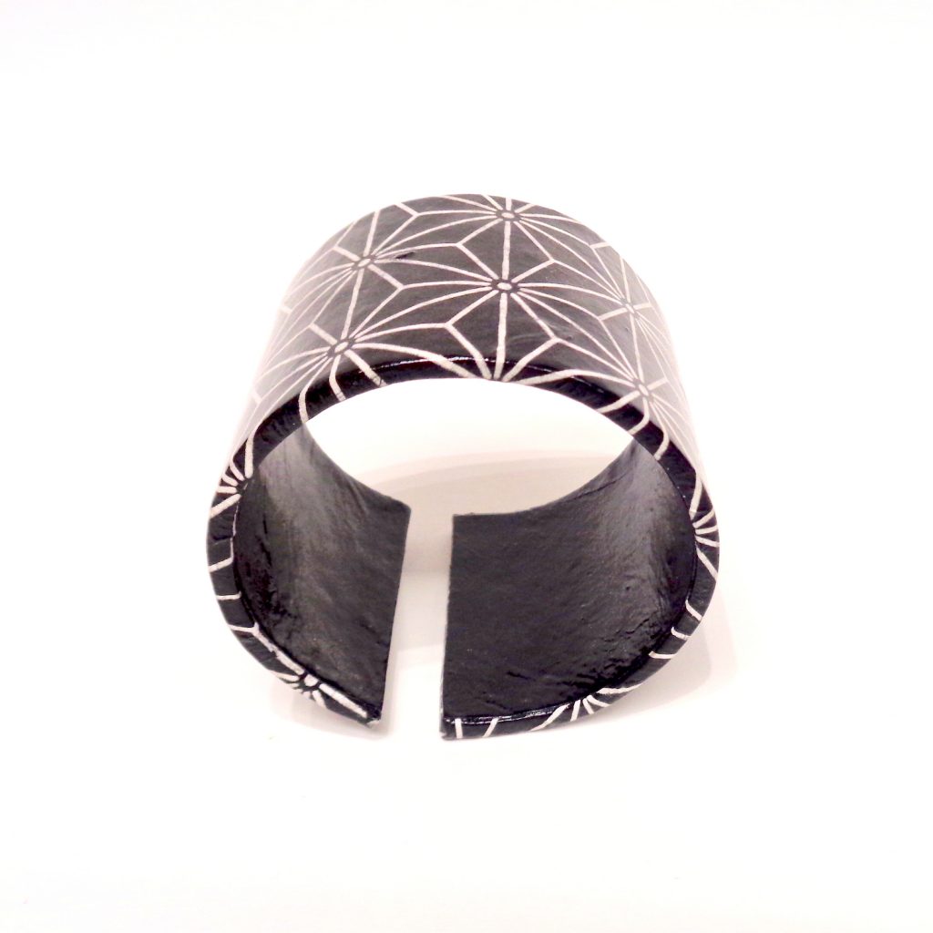 Bracelet manchette en carton - "Noir étoilé"