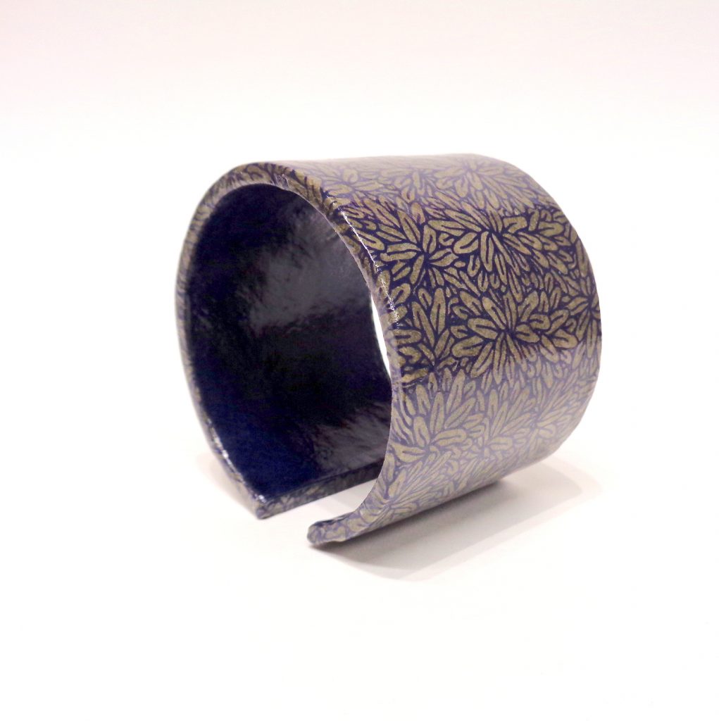 Bracelet manchette en carton - "Bleu feuilles"