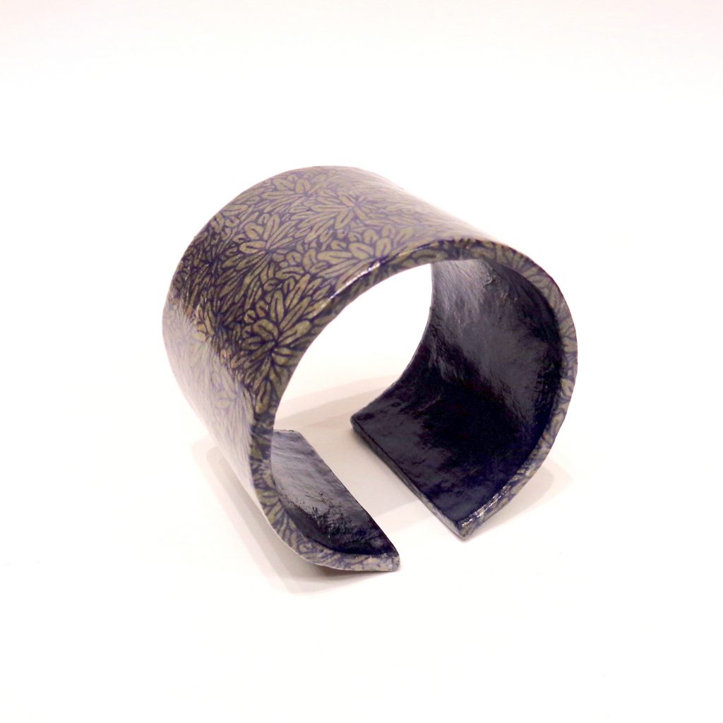 Bracelet manchette en carton - "Bleu feuilles"