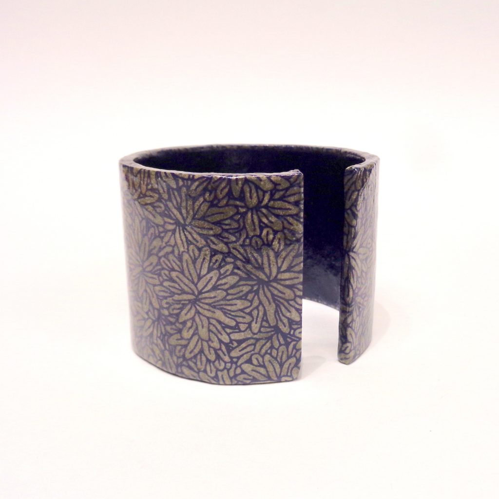 Bracelet manchette en carton - "Bleu feuilles"