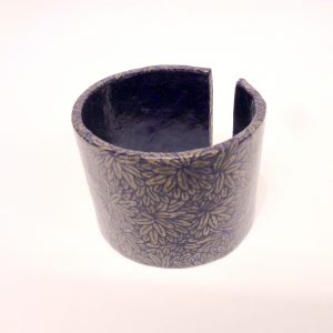 Bracelet manchette en carton - "Bleu feuilles" – Image 4