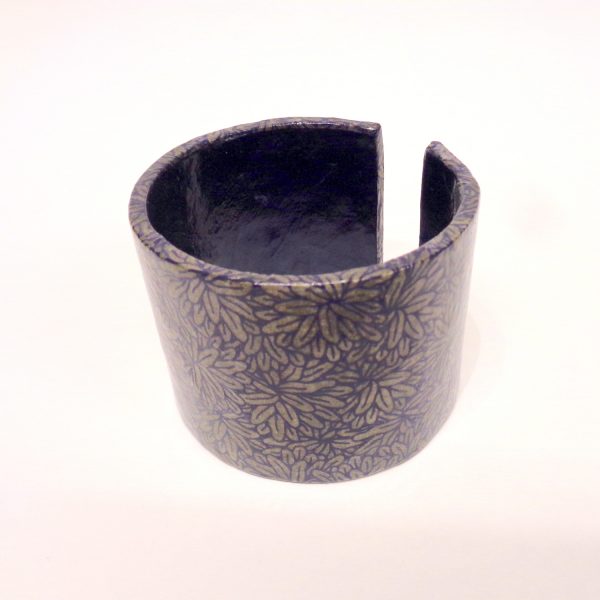 Bracelet manchette en carton - "Bleu feuilles"
