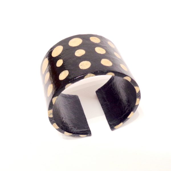 Bracelet manchette en carton - "Noir pois blancs"