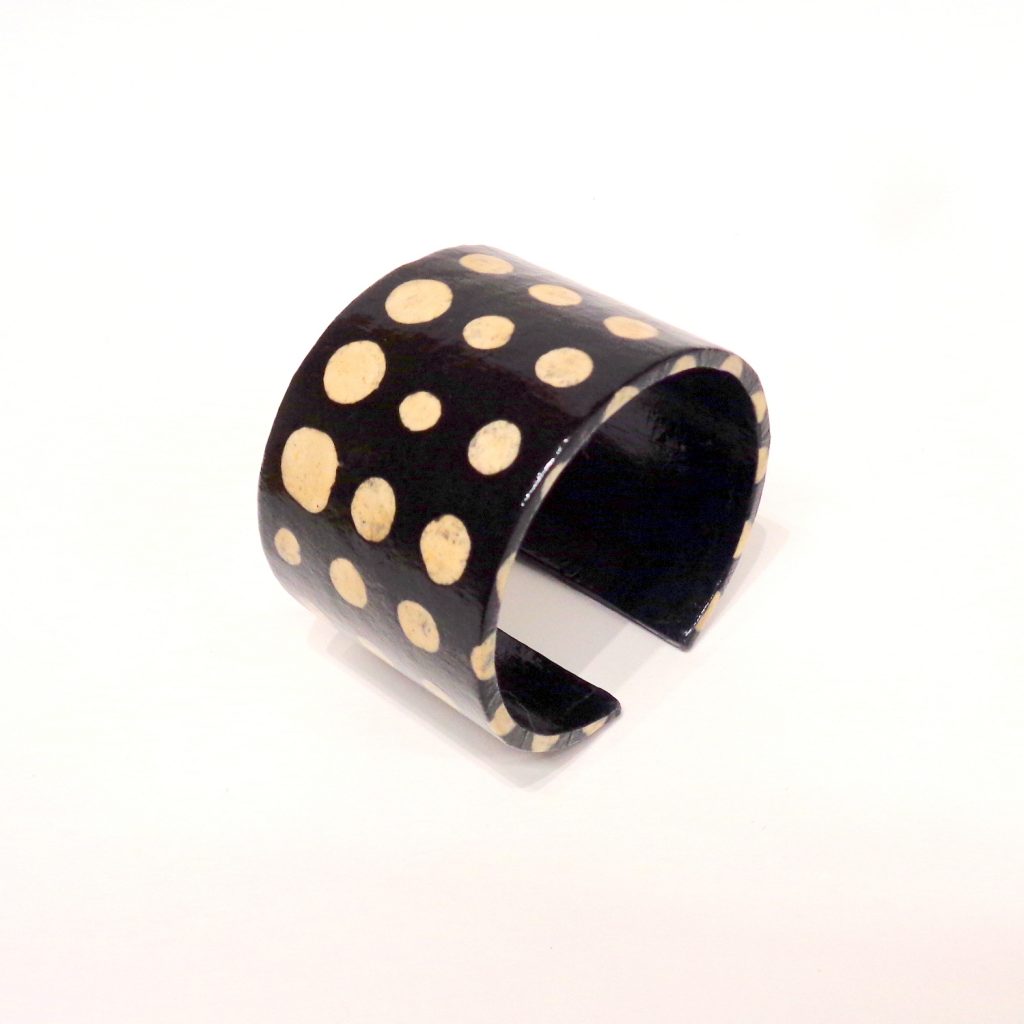 Bracelet manchette en carton - "Noir pois blancs"