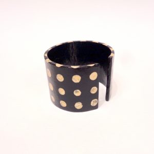 Bracelet manchette en carton - "Noir pois blancs" – Image 4
