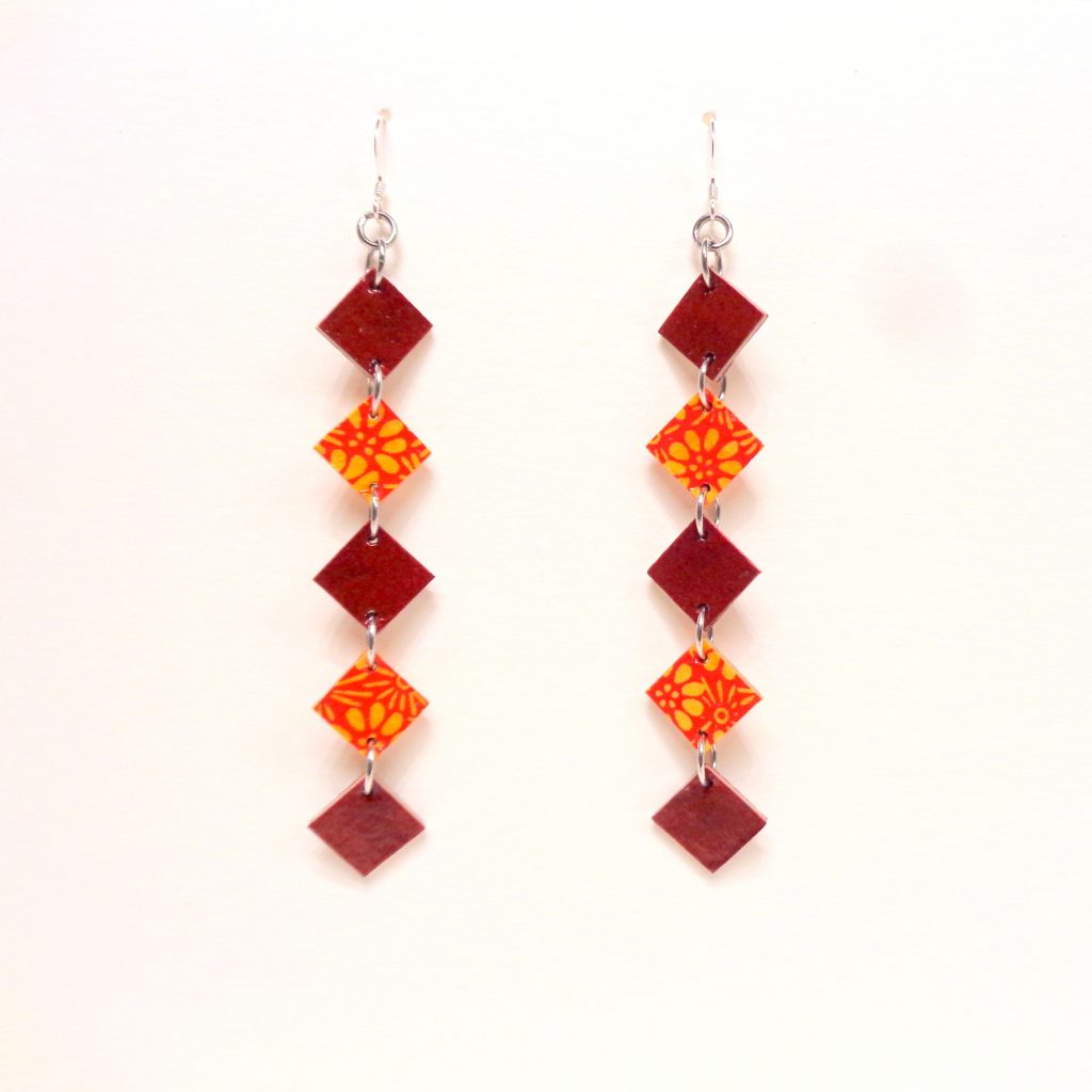 Boucles d'oreille en carton - Longues fines - Rouge Carmin/Orange à fleurs - Argent 925