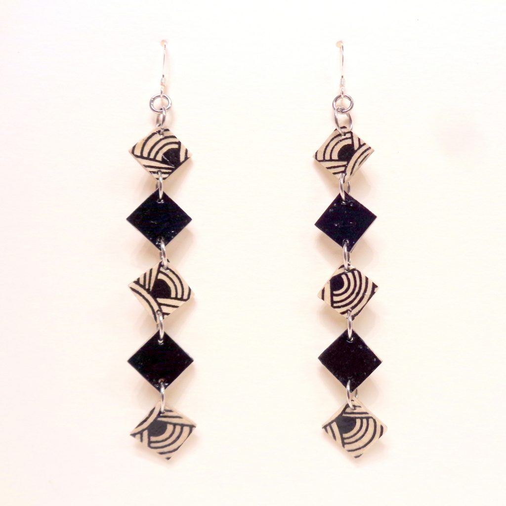 Boucles d'oreille en carton - Longues fines - Blanc Nœuds/Noir - Argent 925