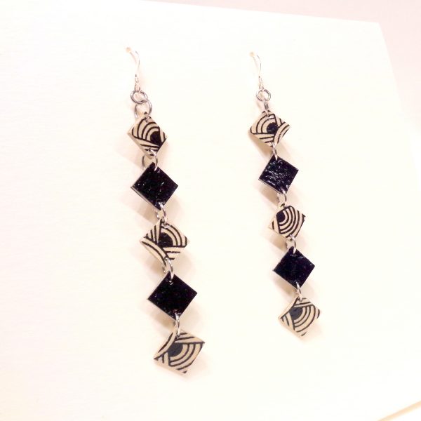 Boucles d'oreille en carton - Longues fines - Blanc Nœuds/Noir  - Argent 925