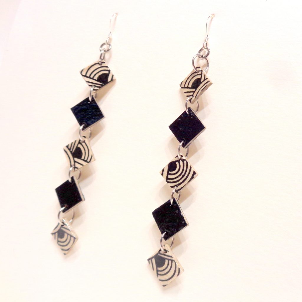 Boucles d'oreille en carton - Longues fines - Blanc Nœuds/Noir  - Argent 925
