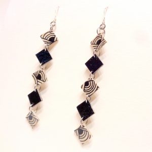 Boucles d'oreille en carton - Longues fines - Blanc Nœuds/Noir  - Argent 925 – Image 3