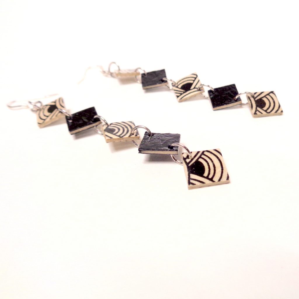 Boucles d'oreille en carton - Longues fines - Blanc Nœuds/Noir  - Argent 925