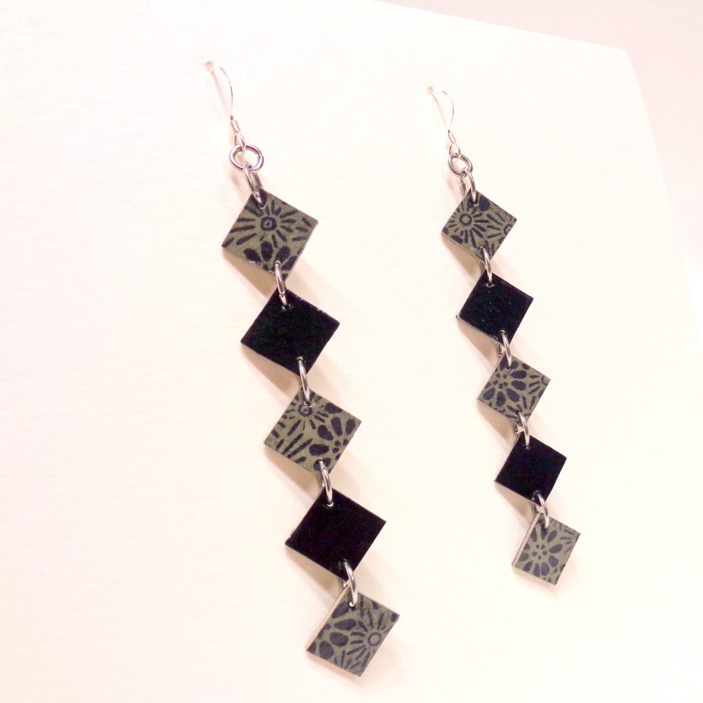 Boucles d'oreille en carton - Longues fines - Gris fleurs/Noir   - Argent 925