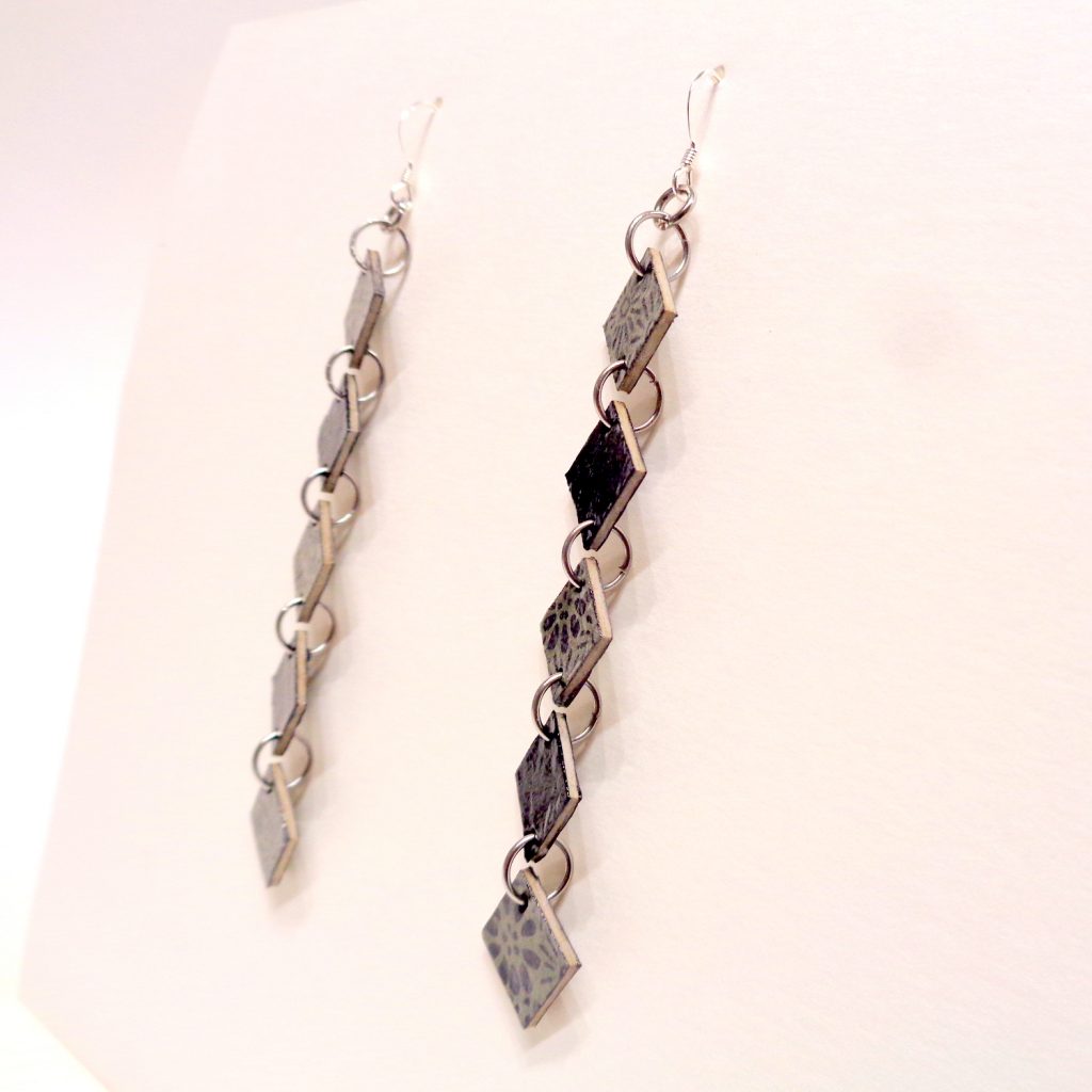 Boucles d'oreille en carton - Longues fines - Gris fleurs/Noir   - Argent 925