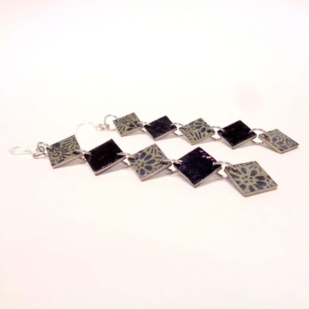 Boucles d'oreille en carton - Longues fines - Gris fleurs/Noir   - Argent 925