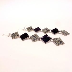 Boucles d'oreille en carton - Longues fines - Gris fleurs/Noir   - Argent 925 – Image 4