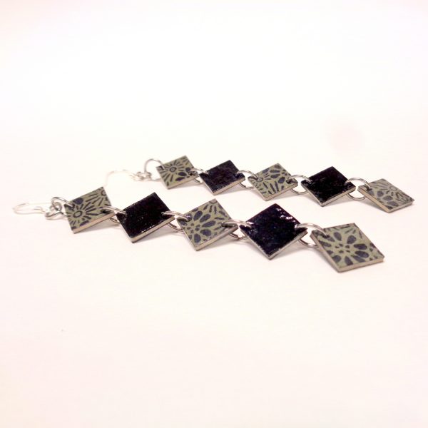 Boucles d'oreille en carton - Longues fines - Gris fleurs/Noir   - Argent 925