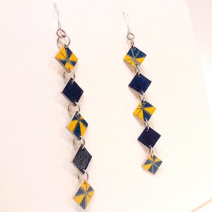 Boucles d'oreille en carton - Longues fines - Bleu et Jaune Géo - Argent 925 – Image 2