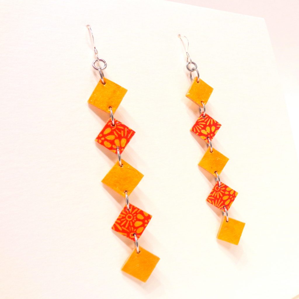 Boucles d'oreille en carton - Longues fines - Jaune Ocre/Orange fleurs - Argent 925