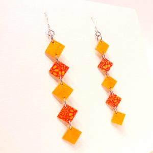 Boucles d'oreille en carton - Longues fines - Jaune Ocre/Orange fleurs - Argent 925 – Image 2
