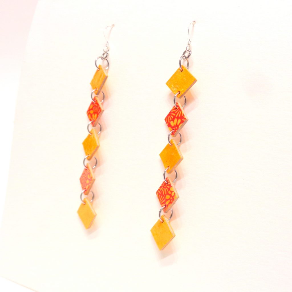 Boucles d'oreille en carton - Longues fines - Jaune Ocre/Orange fleurs - Argent 925